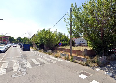 La Paeria millora la seguretat viària al carrer Enric Farreny urbanitzant un tram de vorera pendent 