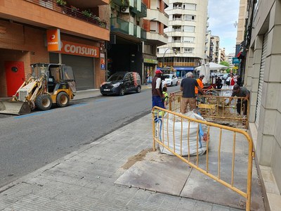 Obres d’ampliació de la vorera al carrer Vallcalent