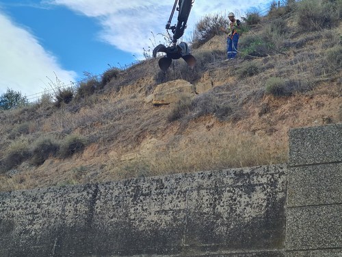 Imatge de la notícia Retirada una pedra de grans dimensions del Turó de Gardeny que corria risc de despreniment