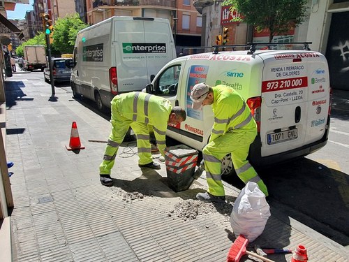 Imatge de la notícia S’inicia la retirada dels carrers de la ciutat de les bases dels vells parquímetres