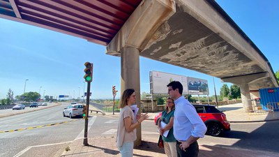 Toni Postius visita els treballs de reparació de la passarel·la de vianants del carrer Ton Sirera 