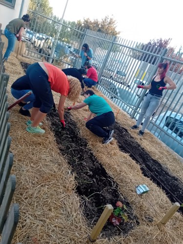 Imatge de la notícia Endeguem l'hort i el compostador a l'Escola Riu Segre de la mà de la formació d'Escoles Sostenibles de Lleida