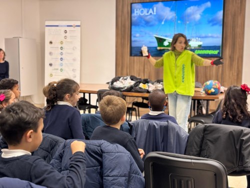 Imatge de la notícia Sensibilitzem a l'alumnat sobre el paper que tenen els plàstics i els residus en la degradació ambiental. 