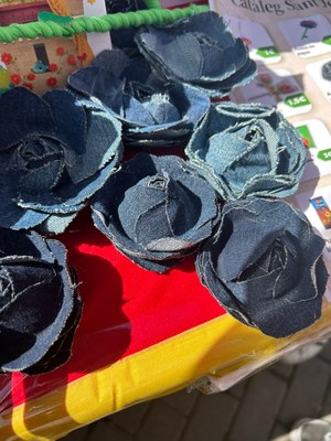 Taller de roses per Sant Jordi aprofitant teixits descartats a l'Institut Escola del Treball 
