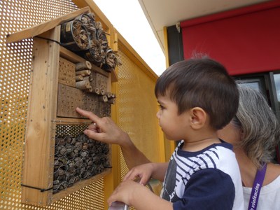 Una caseta d'insectes a l'Escola Bressol Municipal Parc de Gardeny