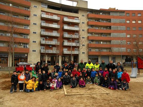 Imatge de la notícia 110 alumnes de les escoles de Pardinyes participen en la plantació d'arbres del barri