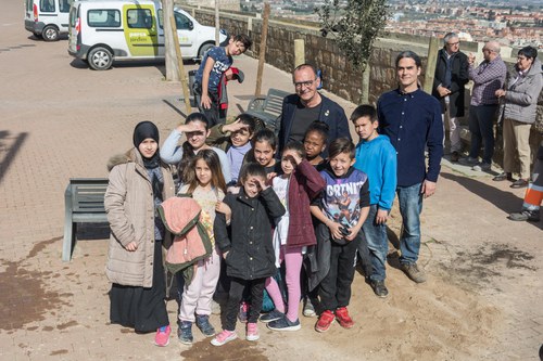 Imatge de la notícia Alumnat del Col·legi Cervantes planta arbres al Turó de la Seu Vella 