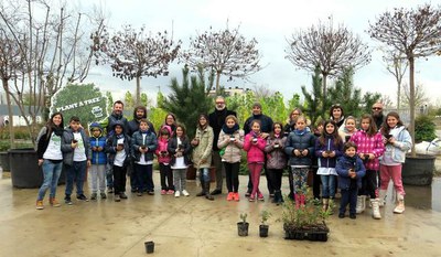 Alumnes de set escoles de Lleida sembren 200 aglans de roure al Viver Municipal de Copa d'Or