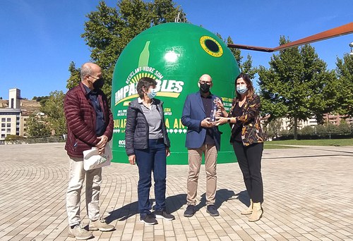 Imatge de la notícia Arranca a Lleida la campanya “Reciclant vidre som imparables” amb la instal·lació del contenidor de reciclatge més gran del món 