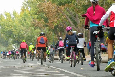Bicicletada popular per fomentar la mobilitat a peu, amb bicicleta i amb transport públic