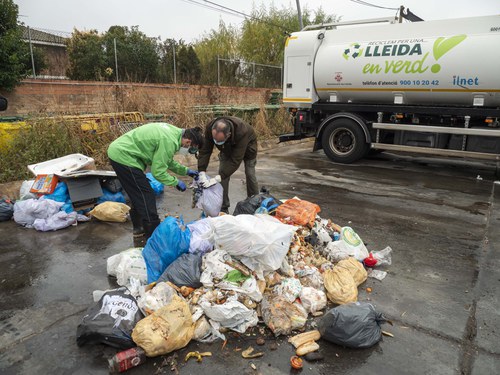 Imatge de la notícia Campanya contra l’abandonament de bosses de brossa i residus als carrers de Lleida 