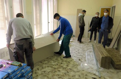 Cinc joves rehabiliten un pis de l’EMU a la Bordeta a través del projecte de masoveria urbana 