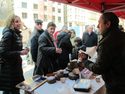 El Mercat de l'Hort a Taula omple de gent la plaça Sant Joan