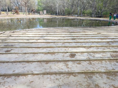El Parc de la Mitjana renova la tarima de fusta de l’àrea de la Carbonera