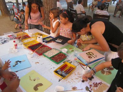 Els infants del Secà de Sant Pere fan un mosaic amb llavors dins del programa Nits d'Estiu