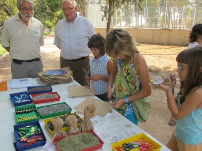 Els més petits aprenen a fer ambientadors naturals en el tallers de Natura als Parcs