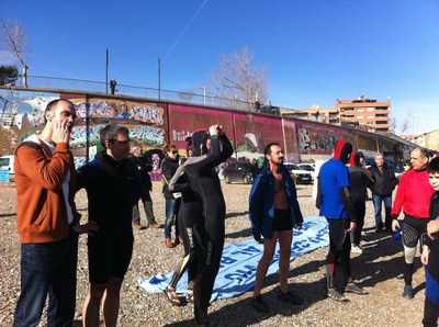 Els participants en la 5a capbussada es mullen per la defensa del riu Segre