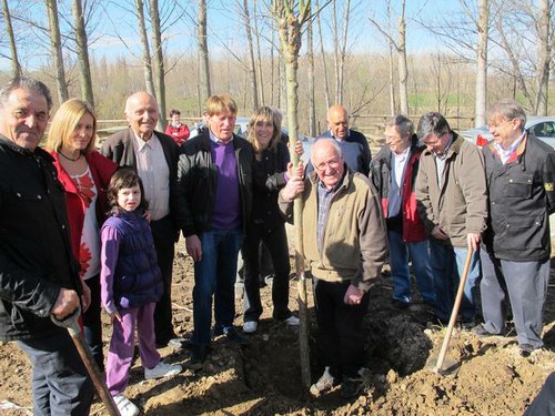 Imatge de la notícia Els veïns de l'Horta planten quatre arbres més al Xoperal del Tòfol