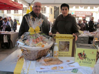 Gran afluència de públic al mercat de productes de proximitat De l'Hort a Taula