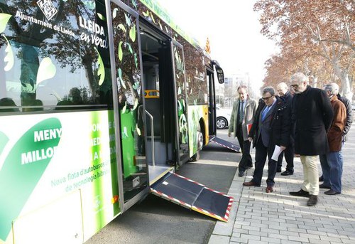 Imatge de la notícia L'Ajuntament de Lleida estrena 10 nous autobusos, dels quals 8 són híbrids