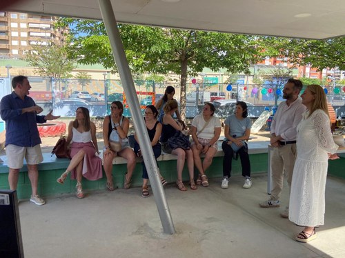 Imatge de la notícia L’Escola Bressol Municipal Ronda-La Mercè estrena una nova coberta verda al sostre de l’edifici que dota d’un major confort climàtic els infants i mestres
