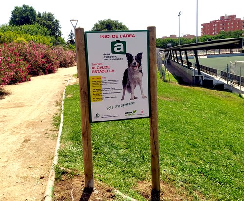 Imatge de la notícia La Paeria senyalitza una àrea oberta de gossos als Jardins de l’Alcalde Estadella, a Balàfia 