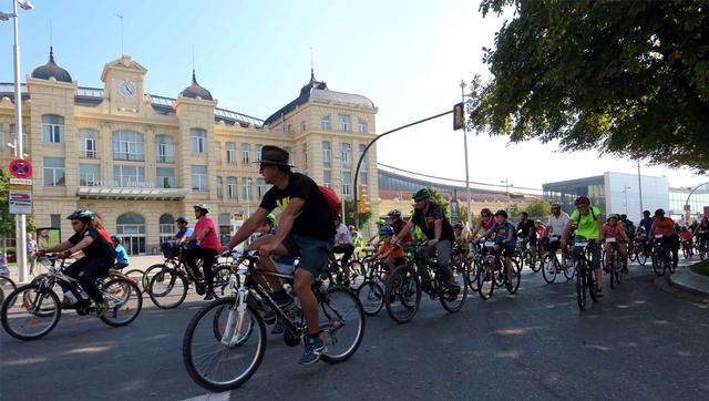 La Pedalada Popular pels carrers de Lleida aplega mil participants