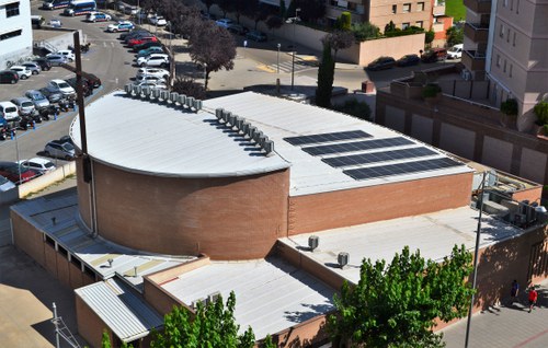 Imatge de la notícia L'església del Pilar instal·la panells solars que també generaran energia per a famílies del barri 