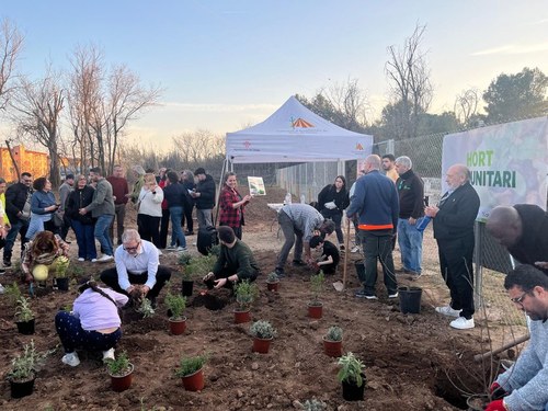 Imatge de la notícia Lleida inaugura un nou hort comunitari a la zona 09 amb una plantada popular de plantes aromàtiques