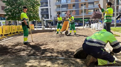 Renovació de la gespa a la plaça de l'Escorxador