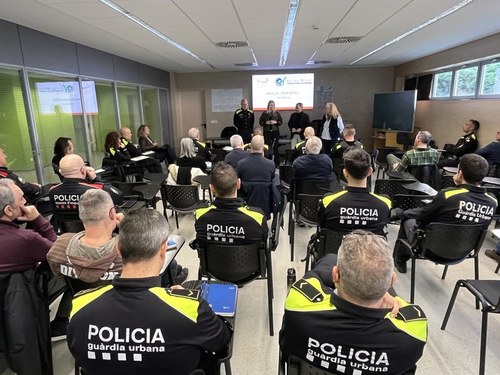 Imatge de la notícia Seixanta persones participen en la formació en la millora del benestar animal per a tècnics municipals, agents de la Urbana i dels Mossos