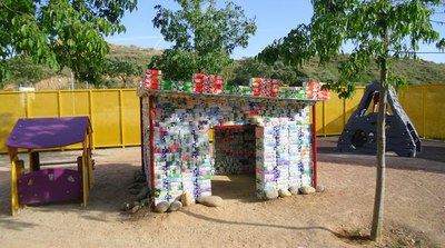Un gran castell construït amb més de 2.000 tetrabrics aportats pels nens i nenes de la Ludoteca Municipal Parc de Gardeny, nou mobiliari lúdic del pati del centre 