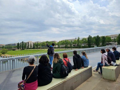 Imatge de la notícia Una vintena de persones participen en la visita guiada per conèixer els arbres de la ciutat i la contribució que fan a la biodiversitat