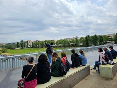 Una vintena de persones participen en la visita guiada per conèixer els arbres de la ciutat i la contribució que fan a la biodiversitat