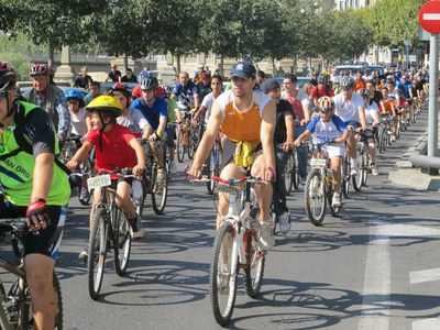 Uns 2.300 ciclistes pedalen per una nova cultura de la mobilitat sostenible